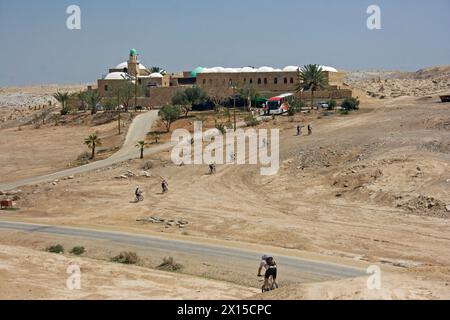 Gita in mountain bike nel deserto della Giudea, accanto alla moschea Profeta mosè, Nabi Musa Israele Foto Stock