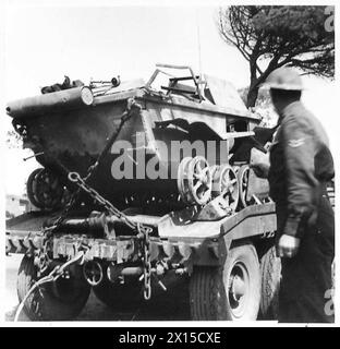 QUINTA ARMATA: TESTA DI PONTE ANZIO PRIMO CARRO ARMATO RADIOCOMANDATO CATTURATO DAGLI ALLEATI - tre quarti vista posteriore, dal lato destro dell'esercito britannico Foto Stock