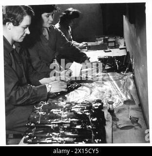 L'Army Blood Transfusion Service ha emesso apparecchi sterili per sangue o plasma, confezionati in cellophane da volontari e personale ATS, inclusi Ptes. Brenton e Phillips durante le operazioni dell'esercito britannico. Foto Stock