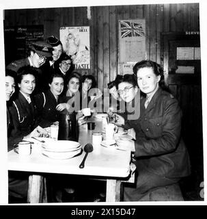 ADDESTRAMENTO DI FINE SETTIMANA PER RAGAZZE CHE ADDESTRANO UFFICIALI DEL CORPO - gli ausiliari in addestramento al centro sono visitati nel pasticcio da alcuni degli ufficiali in visita British Army Foto Stock