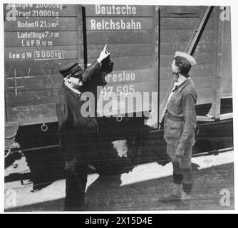 ROMA : ARRIVANO I PRIMI TRENI A ROMA - un ferroviere italiano con un sergente britannico che ispeziona il materiale rotabile tedesco che trasportava il carbone dell'esercito britannico Foto Stock