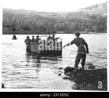 Un'UNITÀ DI AMBULANZA SUL CAMPO IN ADDESTRAMENTO ALLA BATTAGLIA - Una Jeep viene trasportata attraverso un lago. La sovrastruttura ribaltata e il tettuccio di un camion da tre tonnellate sono utilizzati a questo scopo British Army Foto Stock