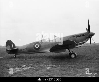 AEREI DELLA ROYAL AIR FORCE, 1939-1945: SUPERMARINE SPITFIRE. - Spitfire F Mark VIII, JF463, primo modello di produzione a Eastleigh, Hampshire, a seguito dell'assemblaggio da parte di Vickers Armstrong Ltd. Fu spedito in Nord Africa il giugno successivo Foto Stock