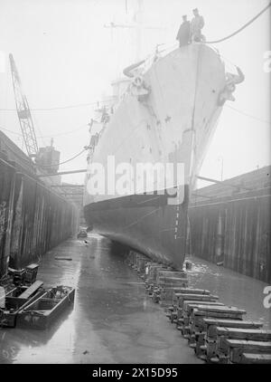 HMS AYLMER IN RIPARAZIONE A LIVERPOOL. DAL 6 FEBBRAIO AL 5 APRILE 1945, MOLO CLARENCE GRAVING, LIVERPOOL. LE RIPARAZIONI IN CORSO SULLO STELO E SULLE PARATIE DELLA FREGATA AMERICANA HMS AYLMER, CAPITANI DI CLASSE, DOPO CHE LEI, CON ALTRE NAVI DEL 4° GRUPPO DI SCORTA, SPERONARONO E AFFONDARONO UN U-BOOT NEL GENNAIO 1945. - Il 5 aprile, l'acqua fluisce nel molo, e la HMS AYLMER, riparazioni completate, pronta per essere messa in mare Foto Stock