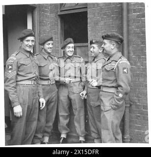 BRITISH 6TH AIRBORNE DIVISION : INVESTITURE - da sinistra a destra - are - CQMS C.Simpson, B.E.M. di Wallace Street, Felling-on-Tyne, Co.Durham. Caporale H. Houghton, M. di Barrington Street, Clayton, Manchester. CSM J.Waroup,. DCM., BEM., di Longtuft, Driffield, Yorkshire. Sergente J.Dobson, MM di Vernon Grove, Newlands, Scarborough, Yorks. RSM P.Partridge, B.E.M. di Bedford Terrace, Billingham, Yorks British Army Foto Stock