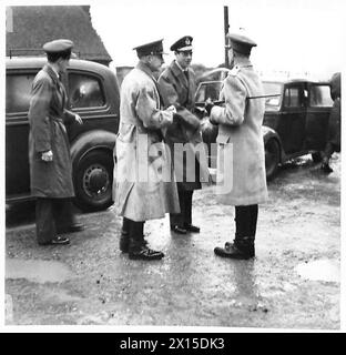 IL DUCA DI KENT VISITA L'IRLANDA DEL NORD - il Duca saluta un alto ufficiale all'arrivo, British Army Foto Stock