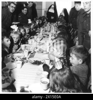 I bambini parteciparono ad una festa al 12 Corps HQ, godendo del tè durante la seconda guerra mondiale. Le attività furono organizzate dal British Army, 21st Army Group. Foto Stock
