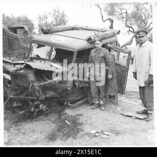 Il tenente generale Allfrey ispeziona il relitto della sua auto dopo che è stata colpita durante le operazioni dell'esercito britannico in Nord Africa, Sicilia, Italia, Balcani e Austria, 1942-1946. Foto Stock