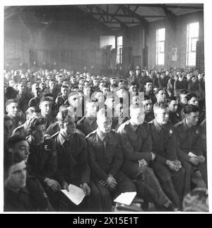 LE BANDE DELL'ESERCITO DI SALVEZZA SUONANO ALLE TRUPPE - alcune delle truppe ascoltano canti che vengono loro suonati dalla No. 1 Salvation Army Band British Army Foto Stock