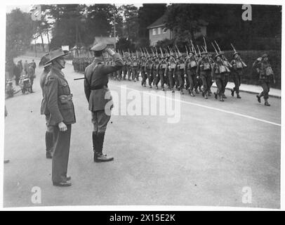 IL RE VISITA LE TRUPPE AUSTRALIANE - sua Maestà prendendo il saluto mentre le truppe marciano oltre l'esercito britannico Foto Stock