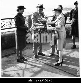 IL PRIMO MINISTRO ALLE CASCATE DEL NIAGARA - Un bouquet di gladiola per Miss Churchill, British Army Foto Stock