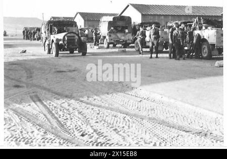 IL CONVOGLIO D'ACQUA DEL DESERTO VA ALLA RICERCA DI RIFORNIMENTI DI ACQUA DOLCE - il convoglio d'acqua si prepara a partire alla ricerca di pozze d'acqua dolce e di un nuovo rifornimento per l'unità British Army Foto Stock