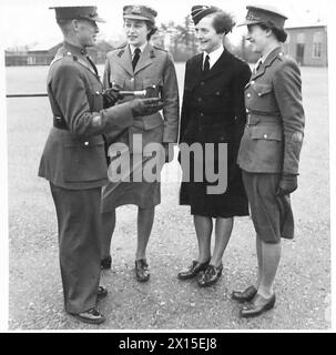 ADDESTRAMENTO DI FINE SETTIMANA PER RAGAZZE CHE ADDESTRANO GLI UFFICIALI DEL CORPO - RSM Cracknell del Royal Sussex Regiment in conversazione con - da sinistra a destra - il comandante anziano M. Chambers, W.J.A.C., il comandante D.M. Williams, G.T.C. e un A.T.S. RSM British Army Foto Stock