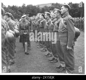 RE E REGINA ISPEZIONANO IL CORPO FORESTALE CANADESE, sua Maesta' ispeziona gli uomini dell'esercito britannico Foto Stock