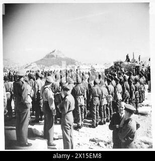 I paracadutisti britannici formano una Guardia d'Onore al Partenone durante il ritorno del governo greco ad Atene. Foto Stock