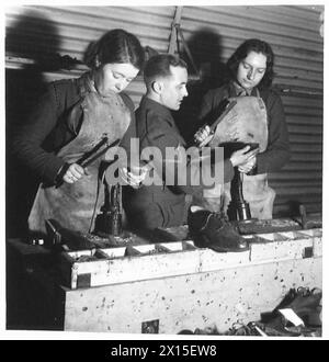 ATS AL LAVORO PRESSO ORDNANCE DEPOT - i ciabattini ATS in addestramento, ricevono istruzioni da Army L/Cpl. A sinistra : Pte. Robbins di Dundee, e a destra - Pte. Holt dell'esercito britannico di Londra Foto Stock