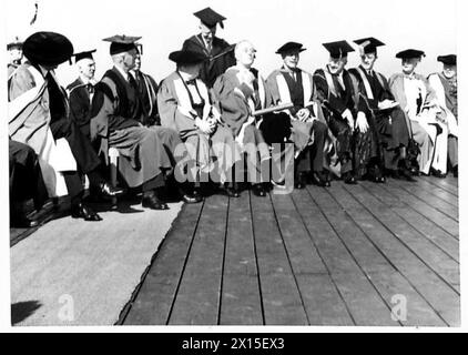 SIGNOR WINSTON CHURCHILL IN QUEBEC - il presidente Roosevelt riceve il collare della laurea honoris causa dell'esercito britannico Foto Stock