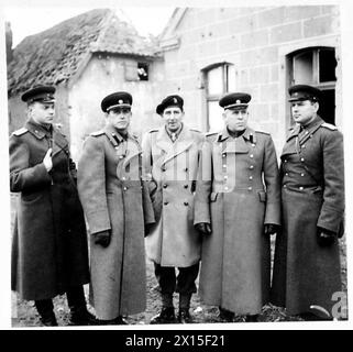 I generali e gli ufficiali russi, tra cui il maggior generale Dragoun e il maggior generale Susplarou, visitano il fronte occidentale con il brigadiere C. Petro, osservato dal 21st Army Group britannico. Foto Stock