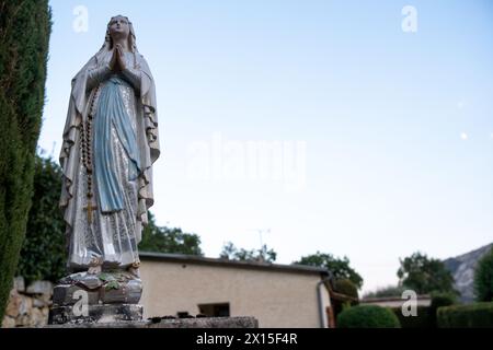 Statua della Vergine Maria di religione cattolica di fronte a una casa a Greolieres nel Parc naturel Regional des Prealpes d'Azur nelle Alpi-Mar Foto Stock