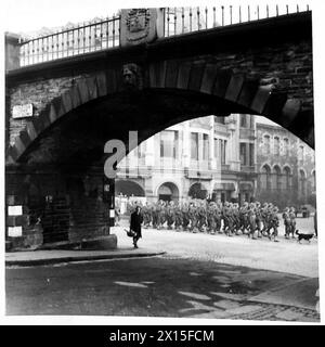 Le truppe americane stanno partecipando a una parata cerimoniale, marciando in formazione per dimostrare disciplina e tradizione militare. Foto Stock