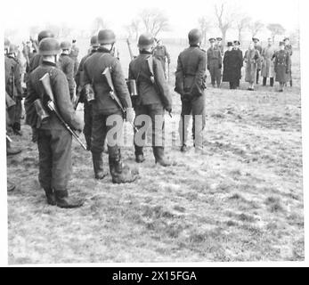 IL PRIMO MINISTRO GUARDA L'ULTIMA FORMAZIONE DI FANTERIA - il primo Ministro e il partito erano molto interessati a un plotone dimostrativo "tedesco”. Questi studenti della scuola indossano uniformi, armi e attrezzature tedesche e danno dimostrazioni della tecnica di fanteria tedesca e delle formazioni dell'esercito britannico Foto Stock