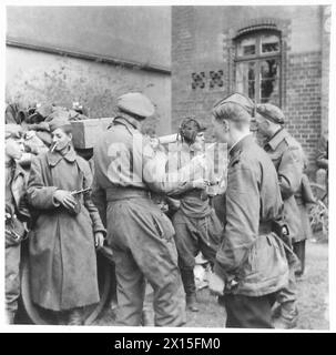 I soldati russi e britannici condividono una sigaretta inglese durante il collegamento delle forze in Europa. Foto Stock