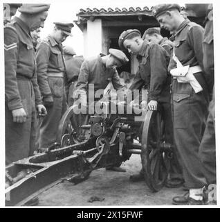 Le truppe britanniche ispezionano 7,5 pezzi di artiglieria Howitzer dopo la resa delle forze ELAS in Grecia. Foto Stock