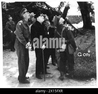 VISITA DEL PRIMO MINISTRO IN NORMANDIA 12 GIUGNO 1944 - Winston Churchill e gli alti ufficiali, compreso il tenente generale Sir Miles Dempsey, osservano l'attività aerea presso il quartier generale del generale Montgomery, 12 giugno 1944 Foto Stock