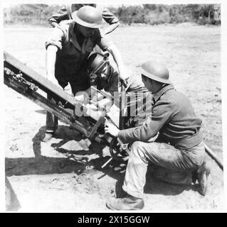 Il personale della Quinta Armata alla testa di ponte di Anzio regola il meccanismo di attivazione di un'arma specializzata durante le operazioni in Italia. Foto Stock
