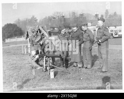 HOME GUARD : NEW WEAPONS - istruzioni nella pistola Vickers da parte di un normale Sergente maggiore istruttore British Army Foto Stock