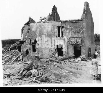 Una FAMIGLIA FRANCESE TORNA AL LORO VILLAGGIO LACERATO - la famiglia guarda alcune delle case distrutte nel villaggio British Army, 21st Army Group Foto Stock