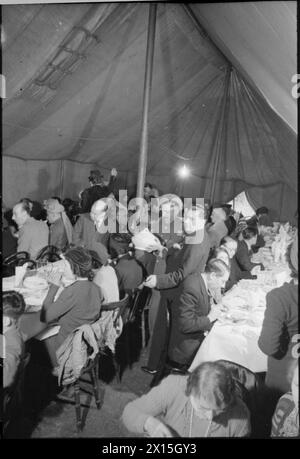 MUSULMANI IN GRAN BRETAGNA: CELEBRAZIONI EID UL FITR, 1941 - uomini e donne si godono una festa in una grande tenda dopo la cerimonia Eid ul Fitr alla Moschea Woking Foto Stock