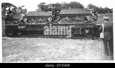 CARICAMENTO DI CARRI ARMATI SU Uno SPECIALE TRASPORTATORE FERROVIARIO - carri armati a bordo del treno British Army Foto Stock