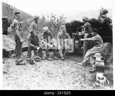 ITALIA: OTTAVO ESERCITO: CON I CANNONI DI UNA DIVISIONE INDIANA - con il cannone in posizione, e in attesa di un bersaglio, gli uomini si regala con l'inevitabile 'Brew' British Army Foto Stock