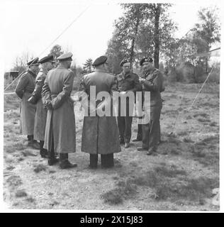 I TEDESCHI CHIEDONO CONDIZIONI DI PACE - il feldmaresciallo Sir Bernard Montgomery con i delegati tedeschi fuori dal suo quartier generale al 21 gruppo d'armate Freidel, Hans Jochen, Wagner, Gerhard, Kinzel, Eberhard, Friedeburg, Hans-Georg von, Knee, Derek John, Montgomery, Bernard Law, Ewart, James Oliver, British Army, 21st Army Group Foto Stock