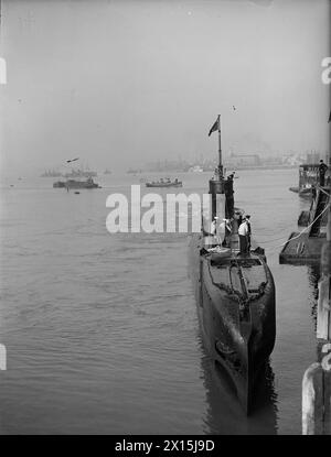 LA PIÙ SFUGGENTE CASA SOTTOMARINA DOPO ANNI DI SERVIZIO DI SUCCESSO NEL MEDITERRANEO. 4 MARZO 1943, NESSUN SOTTOMARINO BRITANNICO È STATO CACCIATO PIÙ IMPLACABILMENTE DELLA HMS TAKU (COMANDANTE LT A J W PITT, RN), PRIMA DELLA GUERRA, DOPO AVER SILURATO UNA GRANDE NAVE DI RIFORNIMENTO AL LARGO DELLA COSTA NORVEGESE, FU COSTRETTA A SDRAIARSI PER 4 ORE SUL FONDO DEL MARE MENTRE IL NEMICO PIOVEVA "UNA VALANGA PERFETTA DI CARICHE DI PROFONDITÀ". LA SUA FUGA PIÙ RECENTE È STATA NEL MAR EGEO, DOVE, AD ECCEZIONE DI MEZZ'ORA SULLA SUPERFICIE, QUANDO IL CAPITANO NON POTEVA RISCHIARE IL RUMORE DEI SOFFIATORI PER LIBERARE L'ARIA NEL SOTTOMARINO, DOVEVA RIMANERE SUBMERG Foto Stock