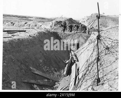 FOTO INCIDENTALI SCATTATE CON L'OTTAVO ESERCITO DURANTE IL LORO ATTACCO E CAPTUREOF LA LINEA MARETH - Sappers colorati dal Capo riparando un fosso anticarro nell'esercito britannico della linea Mareth Foto Stock