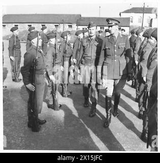 TRASFERIMENTO DI FANTERIA AL ROYAL ARMORED CORPS - il comandante del corpo ispeziona l'intero battaglione dell'esercito britannico Foto Stock