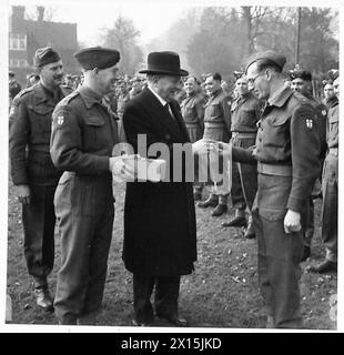 ISPEZIONE DELLE TRUPPE DI TERRANOVA DA PARTE DEL TENENTE GENERALE N.M. RITCHIE, CBE, DSO, MC. Il signor D.J. Davies presenta shamrock agli ufficiali di sezione del reggimento per la distribuzione agli uomini dell'esercito britannico Foto Stock