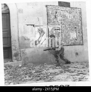 La fanteria dell'ottava armata avanzò attraverso le strade di Castiglione usando la copertura per attaccare le forze tedesche rimanenti. Foto Stock