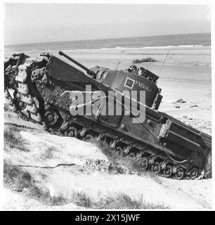 Un carro armato Churchill sale su una duna di sabbia usando un tappeto posato da un precedente A.V.R.E durante un incarico speciale per la 79th Armoured Division, British Army. Foto Stock