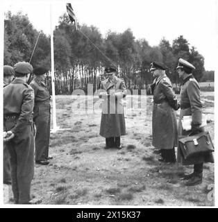 I TEDESCHI CHIEDONO CONDIZIONI DI PACE - il feldmaresciallo Sir Bernard Montgomery con i delegati tedeschi fuori dal suo quartier generale al 21 gruppo Ewart, James Oliver, Knee, Derek John, Montgomery, Bernard Law, Friedeburg, Hans-Georg von, Kinzel, Eberhard, Wagner, Gerhard, Freidel, Hans Jochen, British Army, 21st Army Group Foto Stock