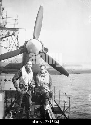 ROYAL AIR FORCE: COMANDO CACCIA, 1939-1945. - Il tenente di volo D R Turley-George (a sinistra) e l'ufficiale di volo C Fenwick (pilota di riserva) della Merchant Ship Fighter Unit, di fronte al loro Hawker Sea Hurricane a bordo della MAREA SS EMPIRE a Hvalfjord, Iceland Merchant Navy, MV Empire Tide, Catapult Aircraft Merchant Ship, (1941), Royal Air Force, unità caccia mercantile Foto Stock