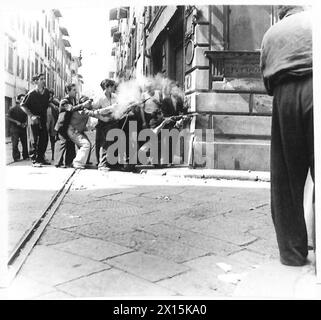 OTTAVA ARMATA: I SUDAFRICANI ENTRANO A FIRENZE - l'antifascista ingaggia cecchini tedeschi e fascisti da un angolo di strada dell'esercito britannico Foto Stock