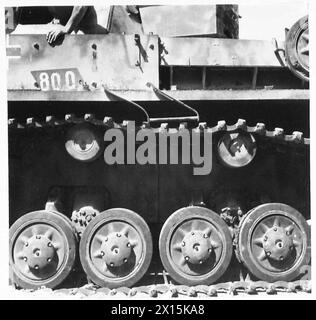 CARRI ARMATI NEMICI CATTURATI - primo piano dei carrelli di un carro armato tedesco Mark IV British Army Foto Stock
