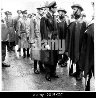 IL DUCA DI KENT VISITA L'IRLANDA DEL NORD - il Duca ispezionando il 2° Battaglione dei Cameroniani, British Army Foto Stock