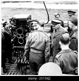 IL FELDMARESCIALLO Lord MILNE VISITA LA BRIGATA ANTIAEREA - il FELDMARESCIALLO Lord Milne e il brigadiere R. Barrow di una Brigata A.A. di South Coats, visita un'armata britannica di H.A.A. Foto Stock