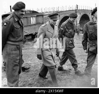 H.M. IL RE VISITA AIRBORNE DIVISION - H.M. The King, tenente generale Browning (Comandante di tutte le truppe aviotrasportate); maggior generale R.E. Urquhart (Comandante 1 Divisione aviotrasportata), e altri alti ufficiali George vi, King, Browning, Frederick A M, Urquhart, Robert Elliott, British Army, Parachute Regiment Foto Stock