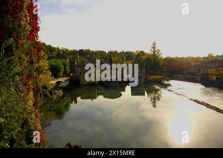 Vista dal ponte Visconteo a Borghetto sul fiume Mincio. 22 ottobre 2023 Borghetto, Veneto, Italia Foto Stock