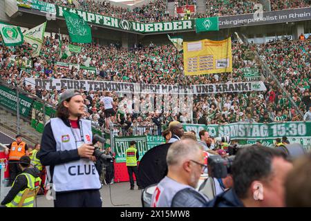 Leverkusen, Germania. 13 aprile 2024. I tifosi del Werder manifestano contro la DFL e il tempo di incontro prima del match BAYER 04 LEVERKUSEN - SV WERDER BREMA 5-0 il 14 aprile 2024 a Leverkusen, in Germania. Stagione 2023/2024, 1.Bundesliga, giorno 29, 29.Spieltag credito: Peter Schatz/Alamy Live News Foto Stock